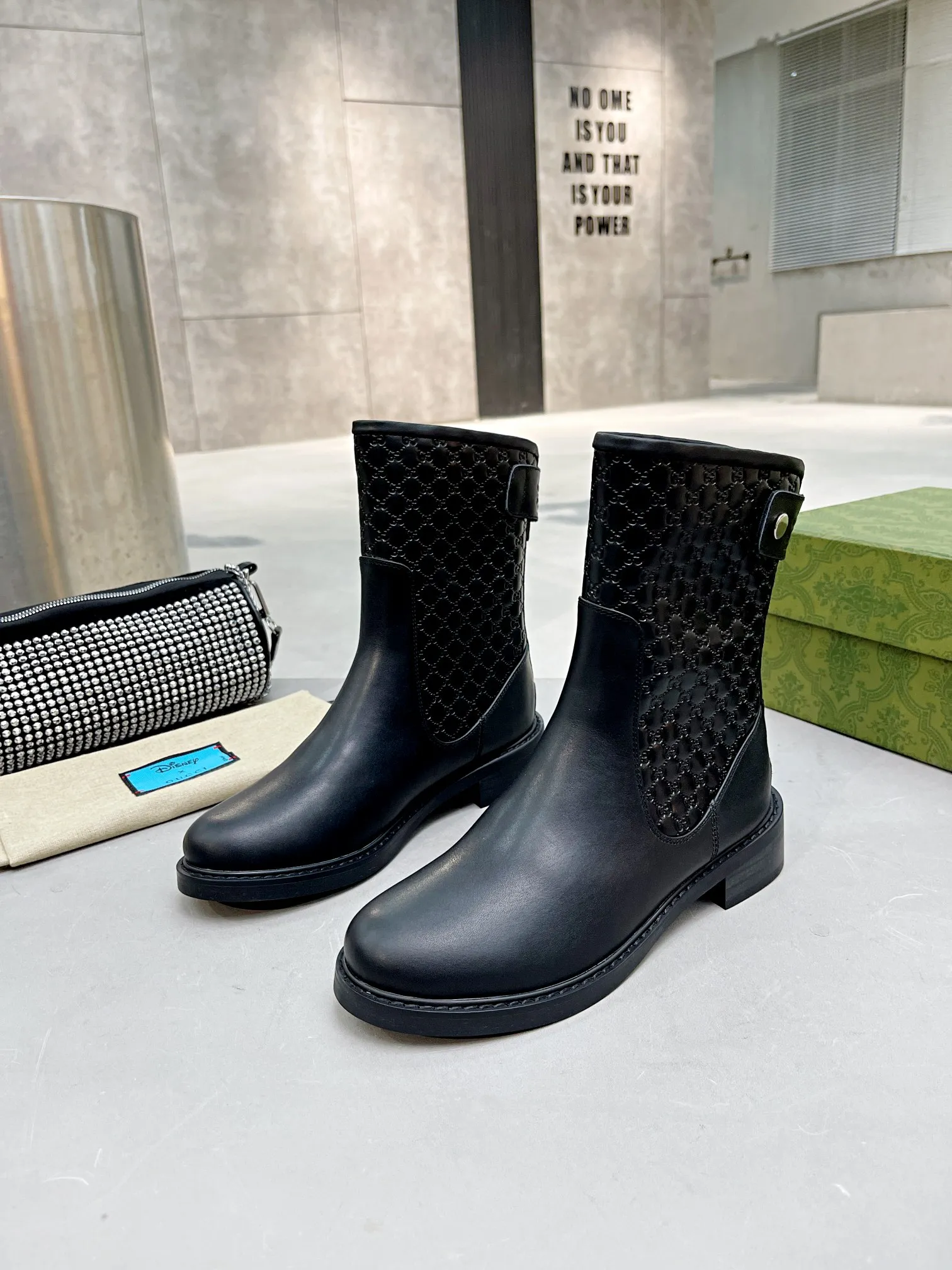 👟👟Ex-factory price 600👟👟 Gucci | Gucci short boots small embossed model ²⁰²¹𝐬𝐬 ⭐️ G home main series classic full cowhide printed embossing original classic never goes out of style 👟👟representative of classic hot style double G embossed As an iconic symbol of the brand with a distinctive style, each logo contains the brand's unique historical heritage and value pursuit, interpreting the fashionable and timeless aesthetic concept with enduring charm. Classic brand logo, brand spirit. ❥Gucci purchasing agent level! Full of high-end feel! This is a popular model among bloggers at home and abroad. It makes your feet look slender. It feels so beautiful on your feet! Upper: Original calfskin Lining: Imported sheepskin lining Outsole: Original molded outsole Shoe shaft height: 25cm Heel height: 4cm Shoe size: 35-39 (34, 40, 41 can be customized) Packaging: Original high-end full set of green packaging
